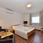 Traditional Apartment In Zadar With Garden