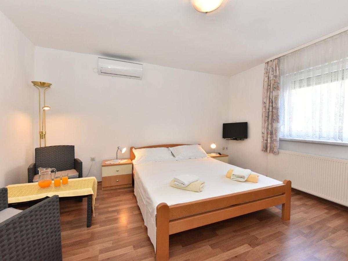 Apartment Traditional In With Garden *
